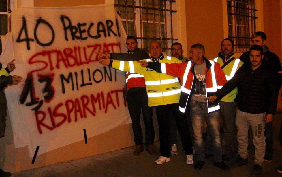 300 dipendenti Aamps in piazza 