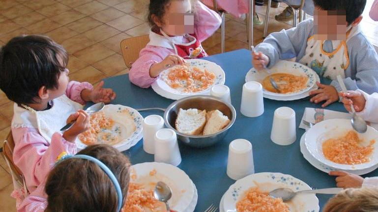 Opposizione all’attacco sui costi della mensa