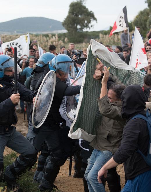 L’assalto pacifico alla base: denunciati 28 manifestanti 