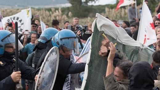 L’assalto pacifico alla base: denunciati 28 manifestanti 