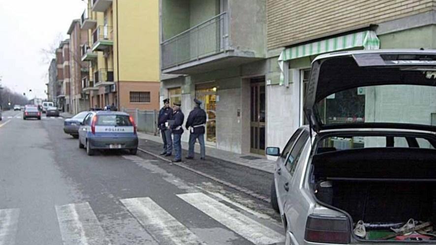 Rubano borsette piene di soldi