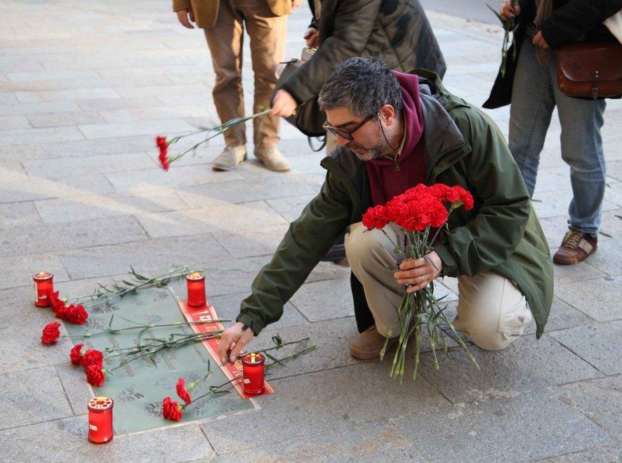 Rose rosse per ricordare Mario e Fermo 