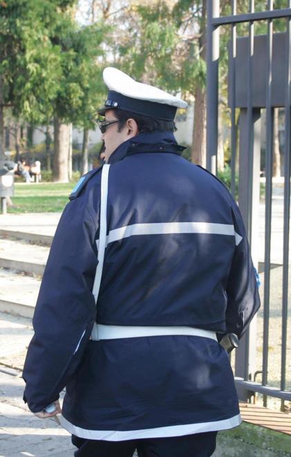 Respinge un uomo, 16enne aggredito 