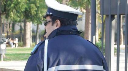 Respinge un uomo, 16enne aggredito