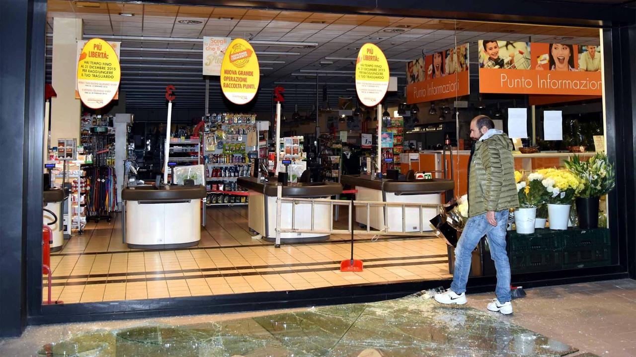 La vetrata sfondata dai ladri alla Conad di Pieve a Ripoli (Foto Agenzia Carlo Sestini)