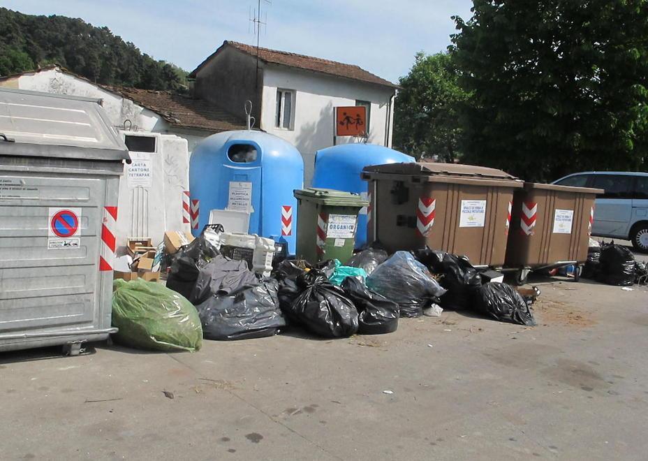 In sei sorpresi (e multati) mentre gettano rifiuti in strada 