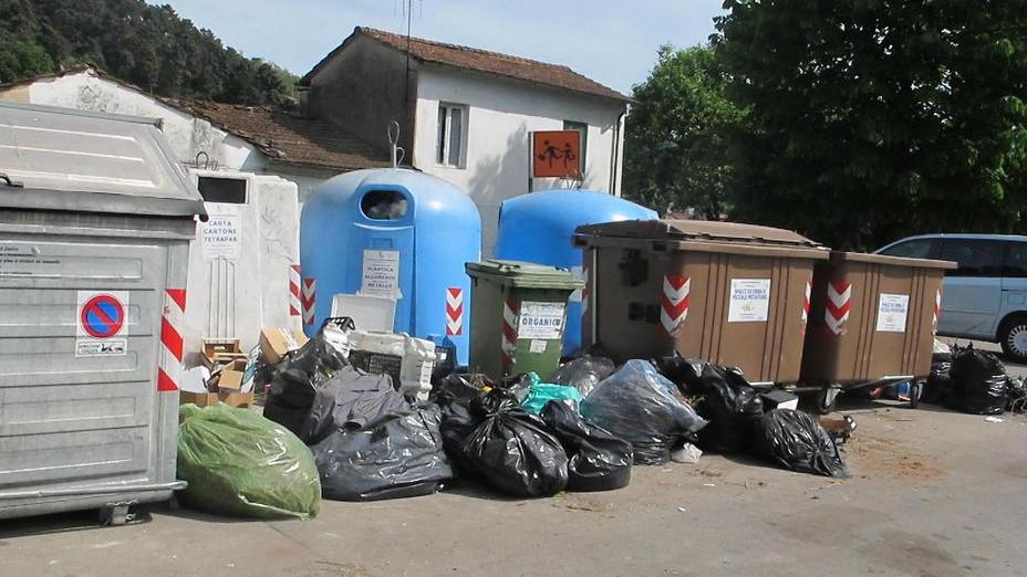 In sei sorpresi (e multati) mentre gettano rifiuti in strada