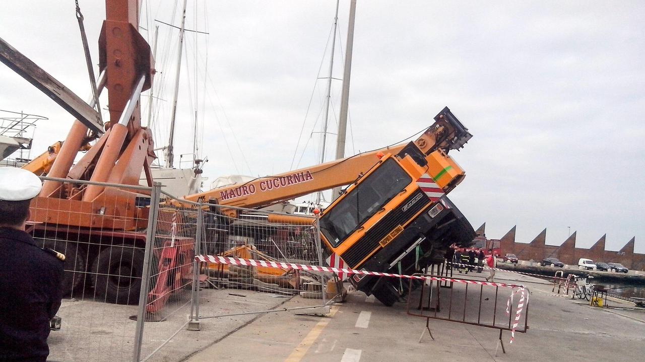 La gru caduta all'interno del porto di Viareggio (foto Ciurca/Paglianti)