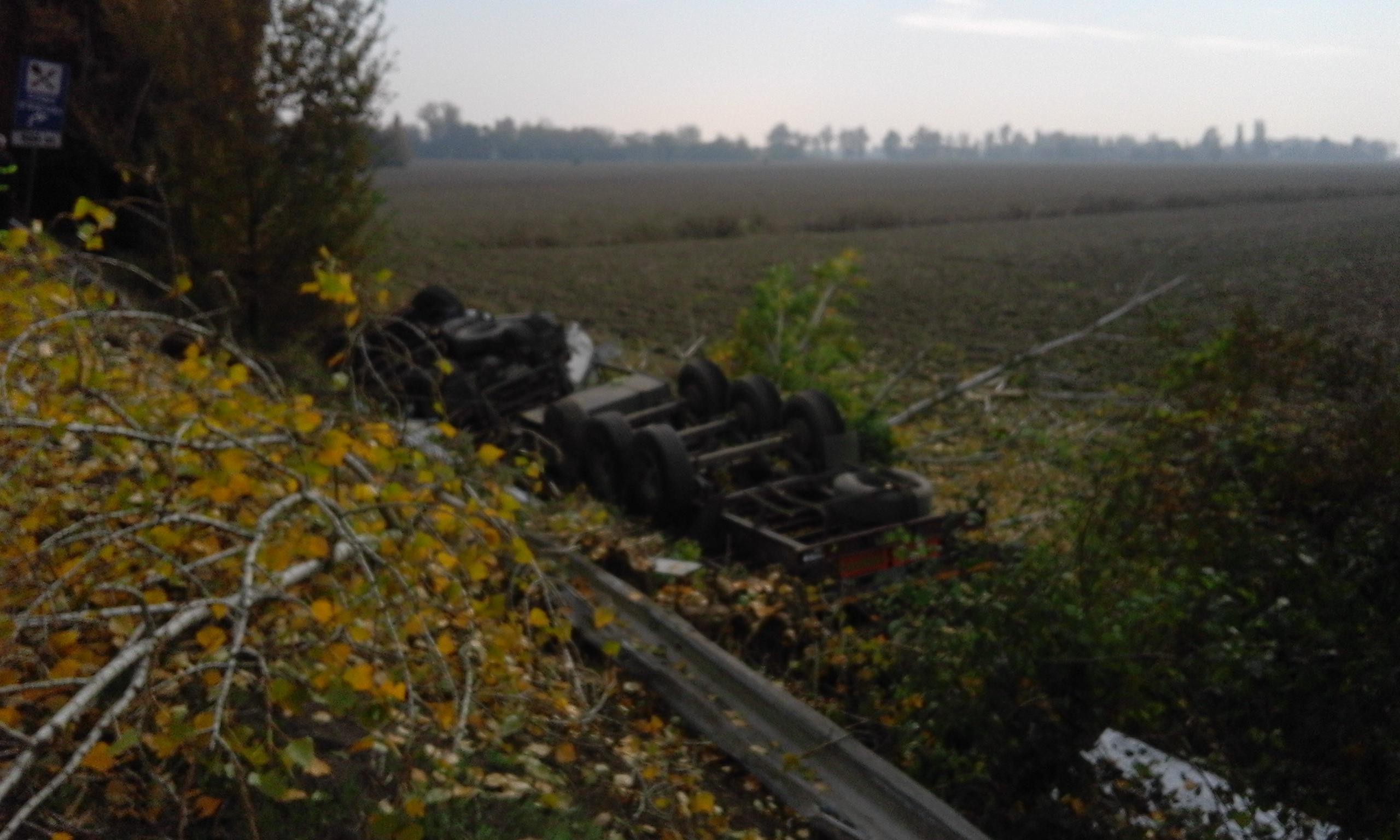 Il tir ribaltato uscito dalla superstrada