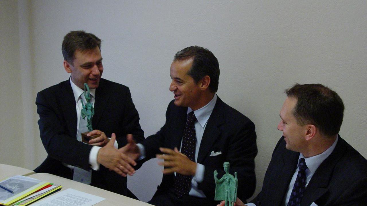Massimo Cugusi (al centro) col console lituano 