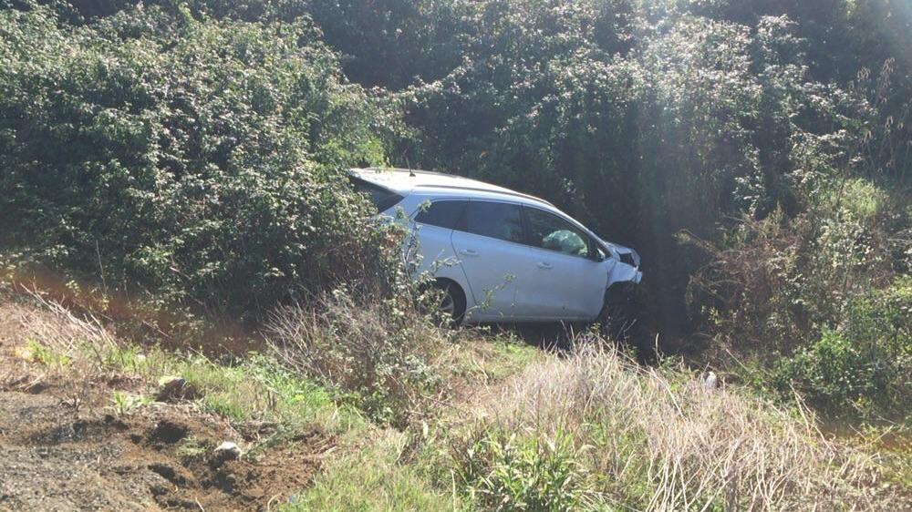 L'auto finita nel fossato