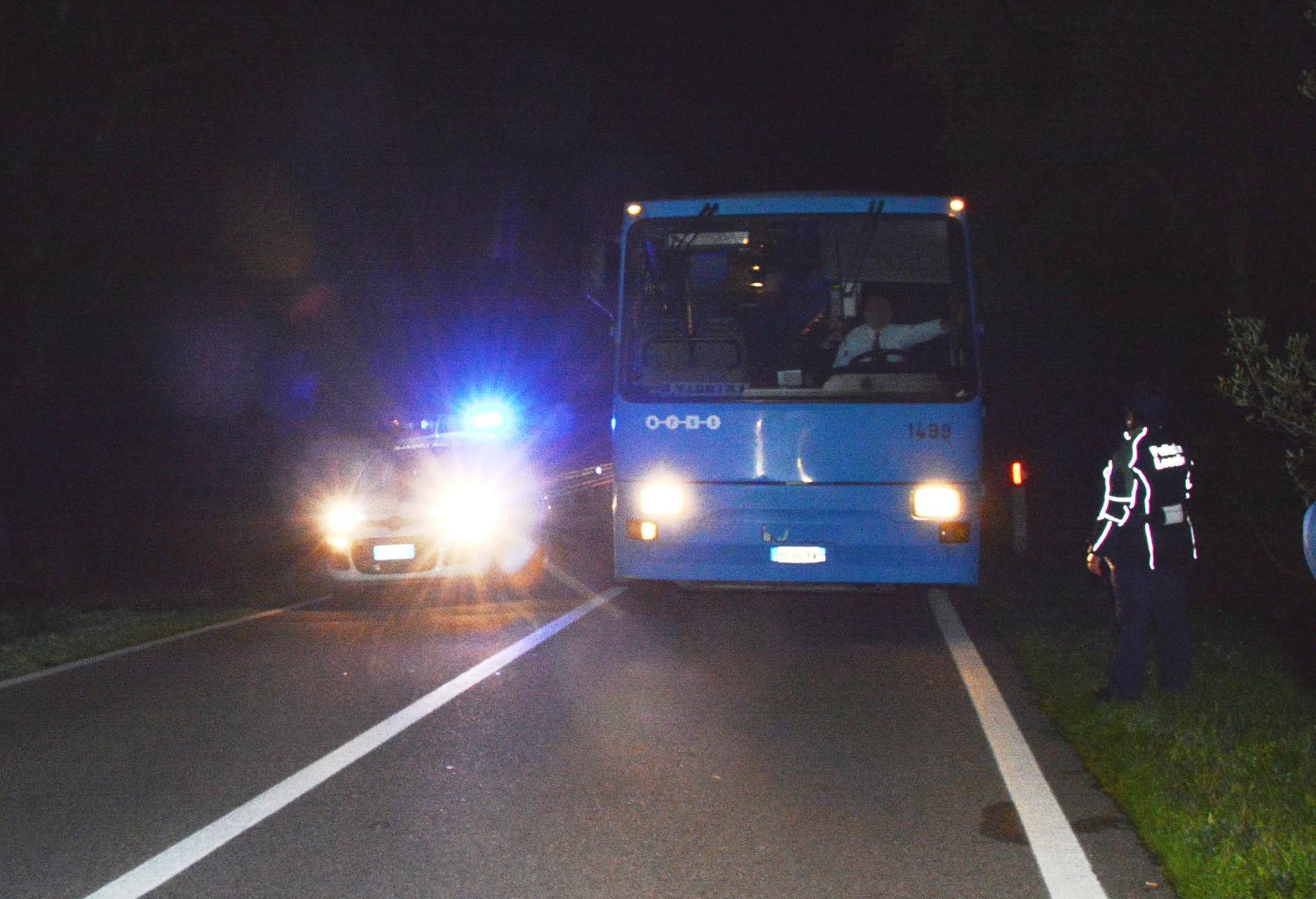 Il bus dell'Arst da cui era scesa Pasolina Rosas poco prima di essere investita