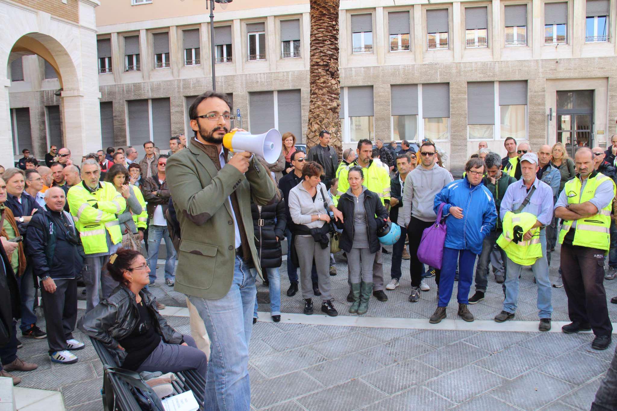 L'assemblea dei lavoratori di Aamps davanti al Comune (Repetti Pentafoto)
