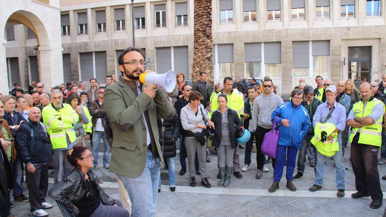 L'assemblea dei lavoratori di Aamps davanti al Comune (Repetti Pentafoto)