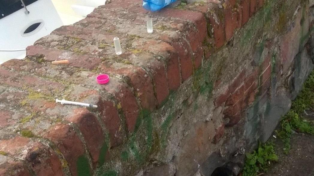 Le siringhe davanti all'asilo