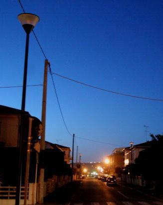 Una zona di Rosignano con i lampioni che funzionano parzialmente
