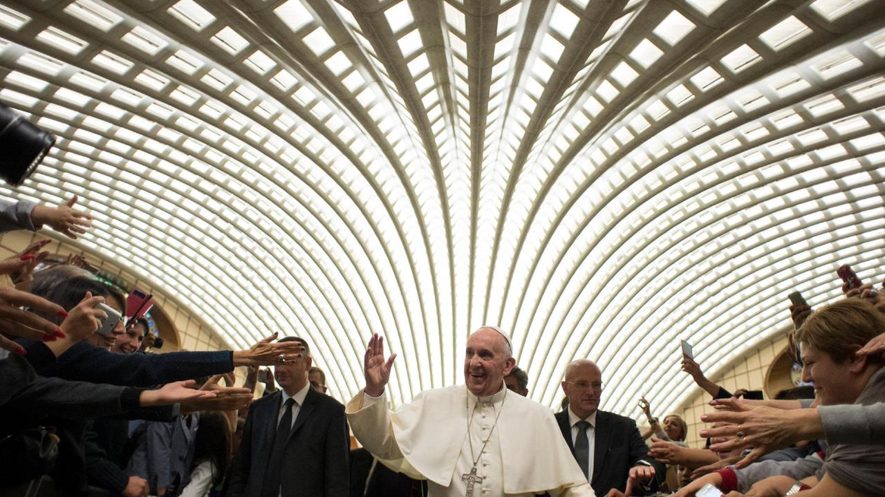 Papa Francesco tra la folla
