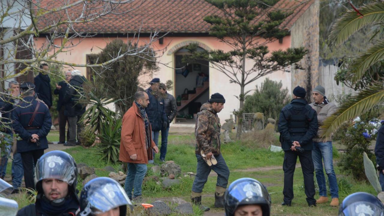 Un momento dello sfratto della famiglia Spanu a Arborea