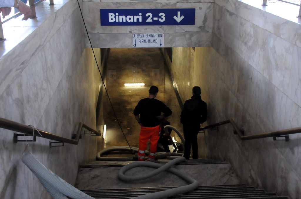 Sottopasso Fs allagato a causa delle radici di un platano