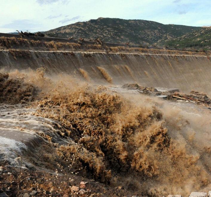 La diga Maccheronis a Posada travolta dall'alluvione