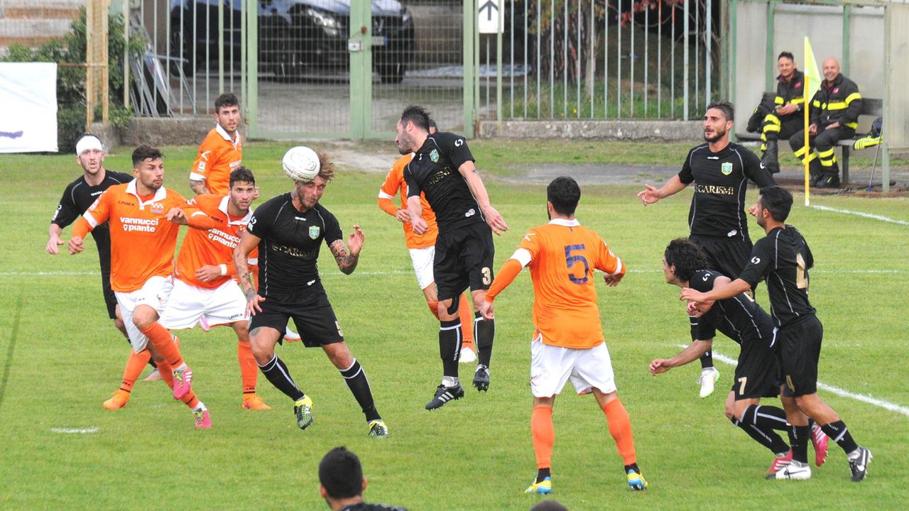 Un'azione della Pistoiese in Coppa contro il Pisa (Foto Gori)