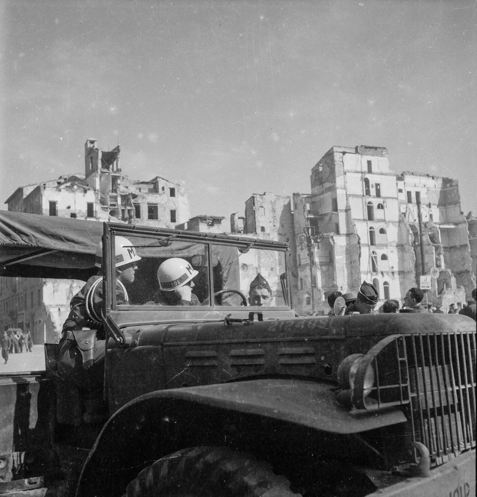 Militari della MP Statunitense nella Livorno bombardata fotografati da Bruno Miniati