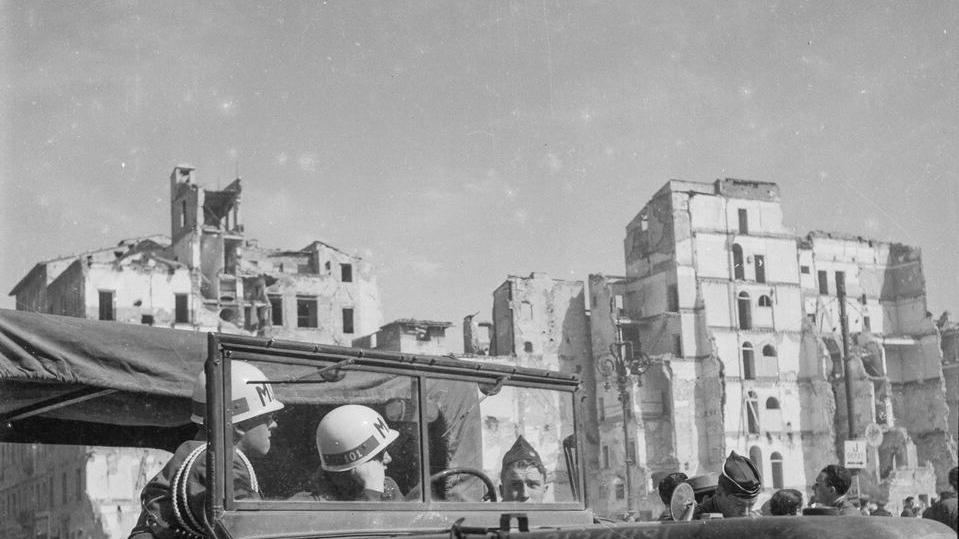 Militari della MP Statunitense nella Livorno bombardata fotografati da Bruno Miniati
