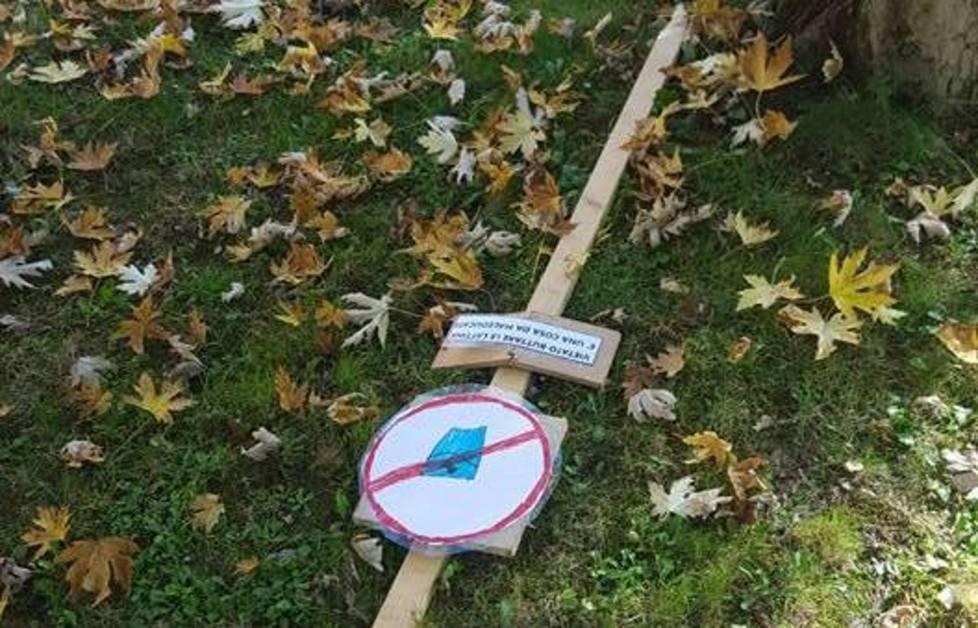 Vandali al parco: distrutti i cartelli disegnati dai bambini 