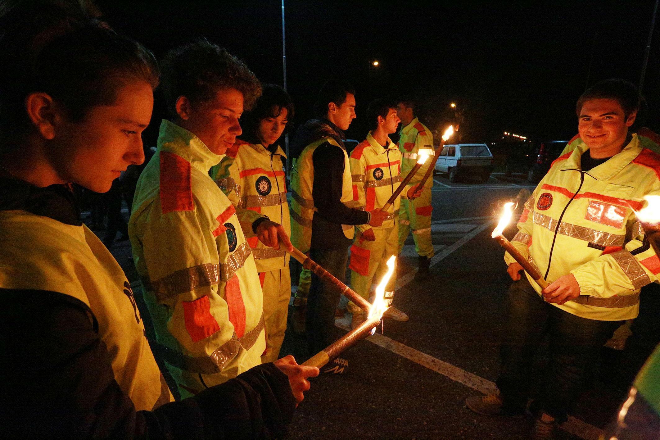 Gli amici di Leonardo Baroncini durante la fiaccolata (Foto Agenzia Carlo Sestini)
