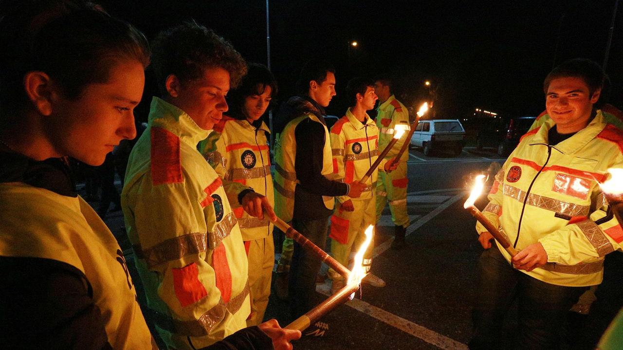Gli amici di Leonardo Baroncini durante la fiaccolata (Foto Agenzia Carlo Sestini)