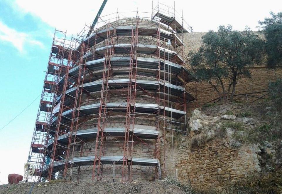 Il Torrione di Magliano avvolto dalle impalcature