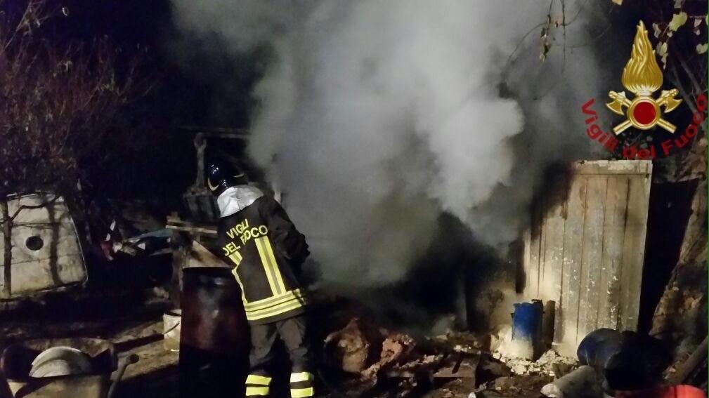 La baracca distrutta dalle fiamme