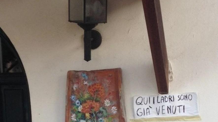Biglietto avvisa i ladri “Qui sono già venuti”