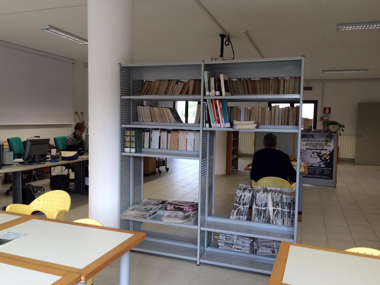 La biblioteca provvisoria di Cecina, pochi libri sugli scaffali (foto Falorni)