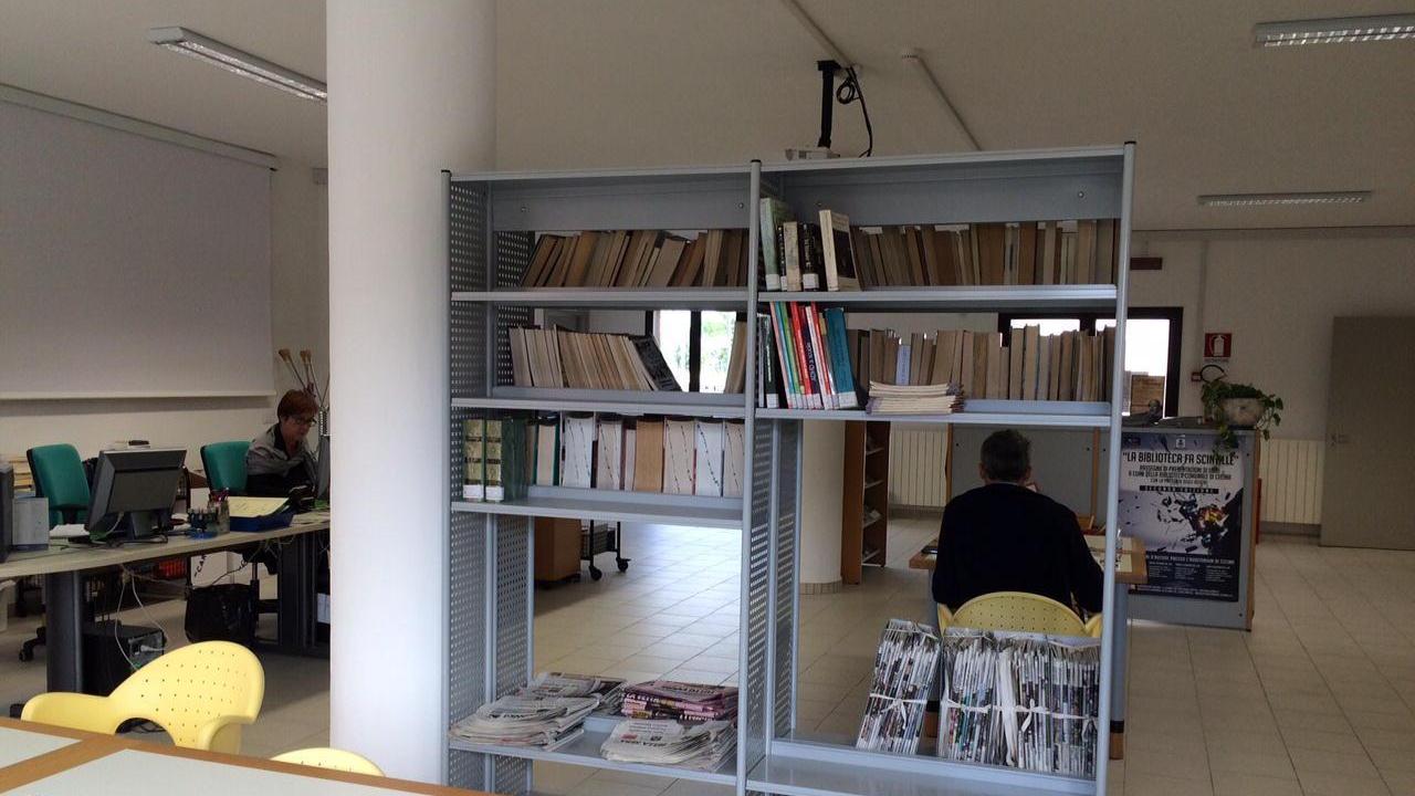 La biblioteca provvisoria di Cecina, pochi libri sugli scaffali (foto Falorni)