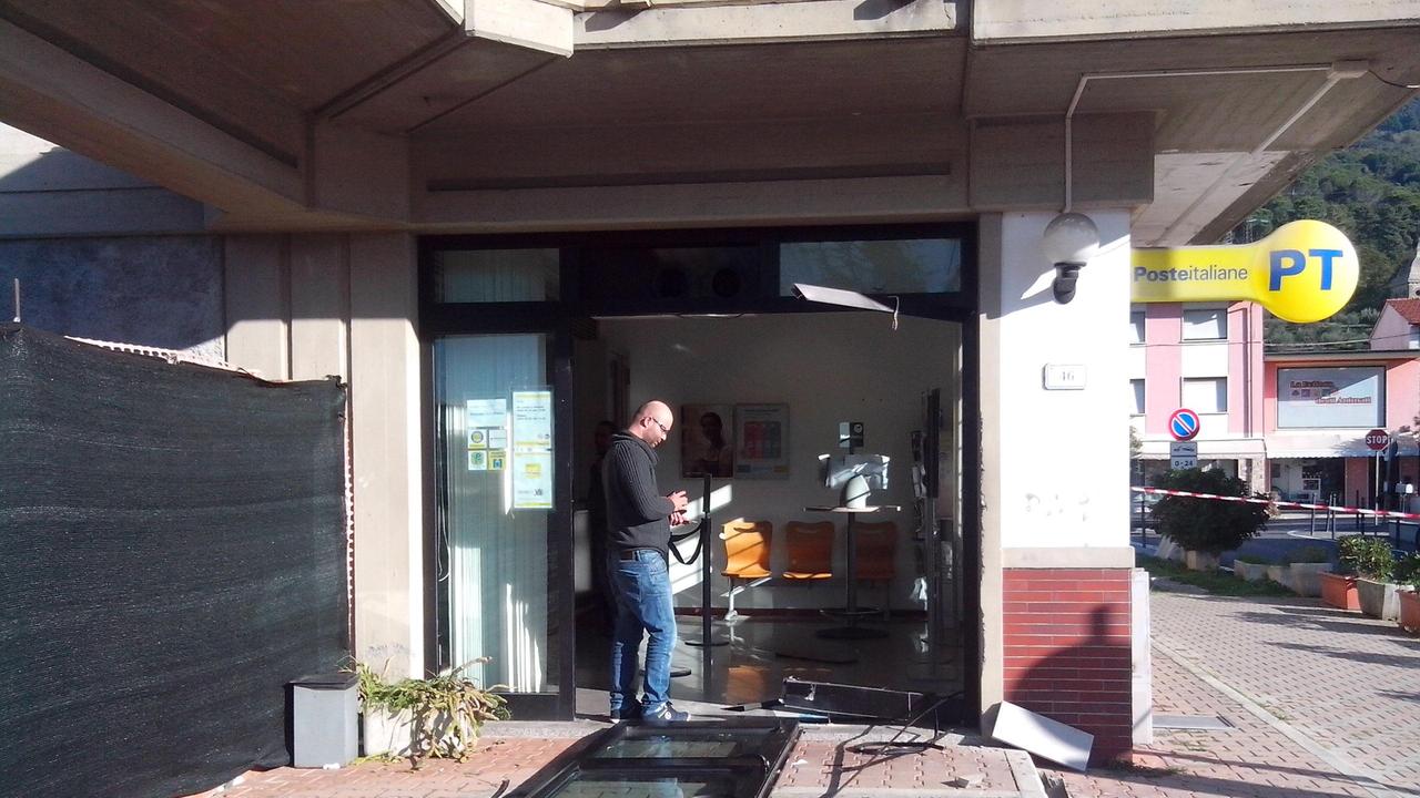 L'ufficio postale assaltato dai ladri