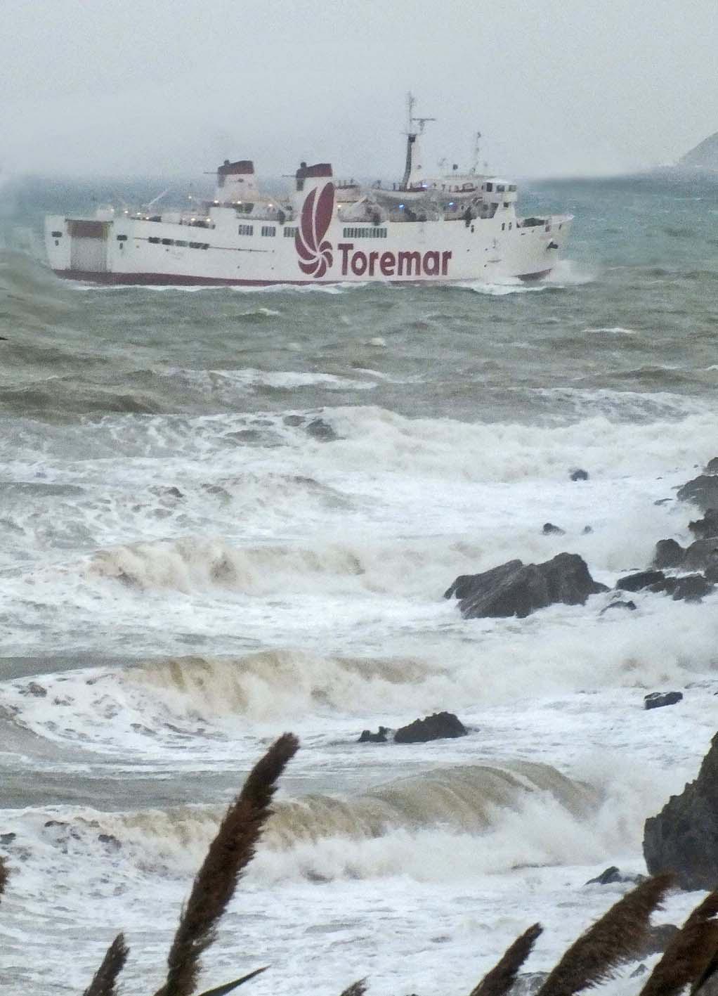 Una nave Toremar nel canale di Piombino (foto di Paolo Barlettani)