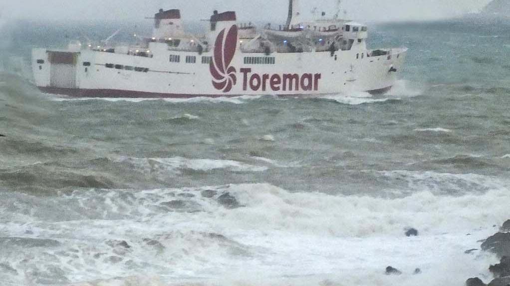 Una nave Toremar nel canale di Piombino (foto di Paolo Barlettani)