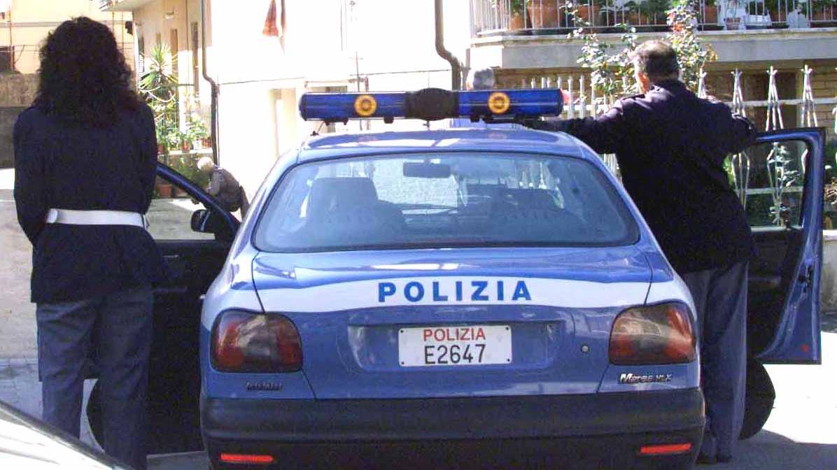 Una pattuglia della polizia di Stato (Foto di repertorio)