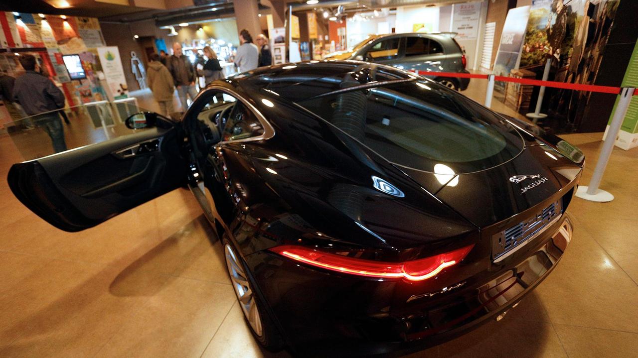 La Jaguar di Bond esposta al cinema Victoria