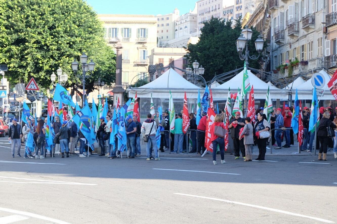 Il sit in dei dipendenti delle città mercato (foto Pili/Rosas)