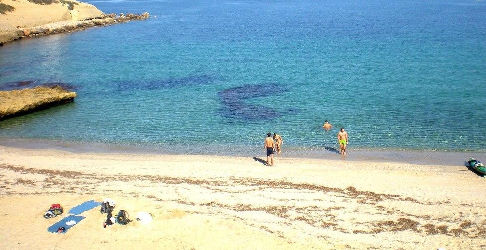 Porto Torres, sole e mare come d’estate: a Balai tornano i bagnanti 