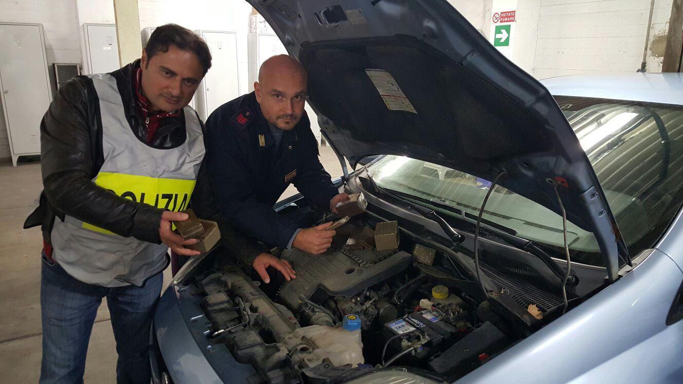 Il motore dell'auto dove era stata nascosta la droga