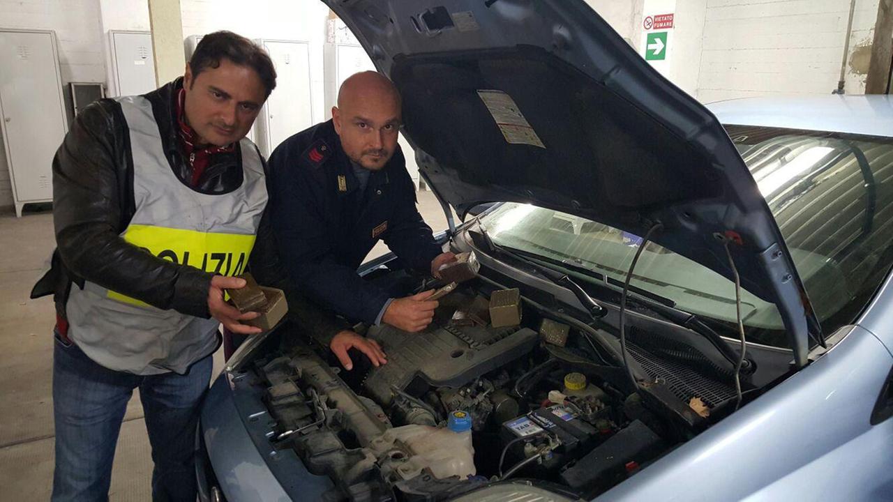 Il motore dell'auto dove era stata nascosta la droga
