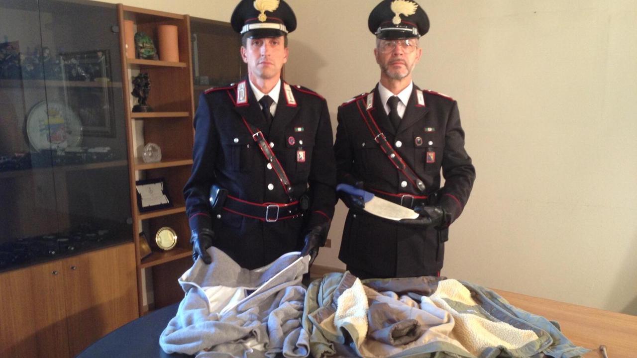 I carabinieri mostrano i soldi e il materiale sequestrato al rapinatore