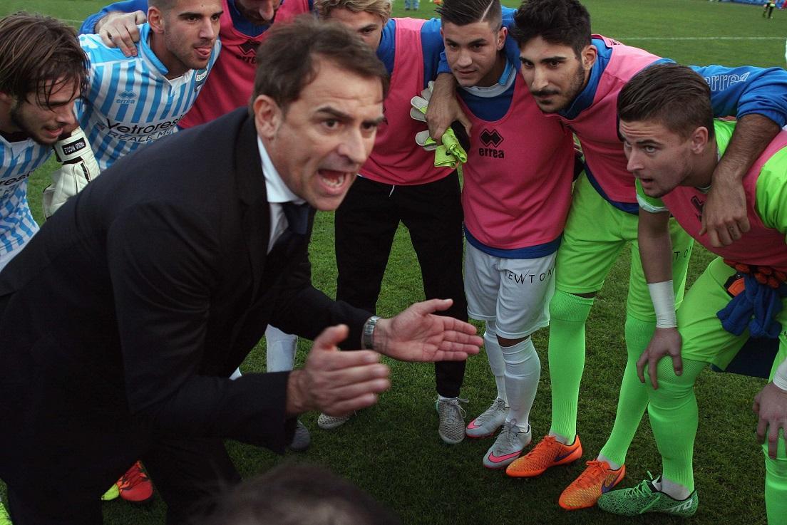 Mister Semplici e la squadra a fine match (foto Hc)