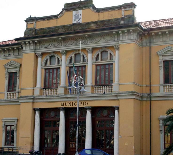 Cinque assunzioni al Comune di Pietrasanta ma senza concorso 