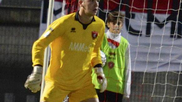 Portiere under e difesa tutta over
