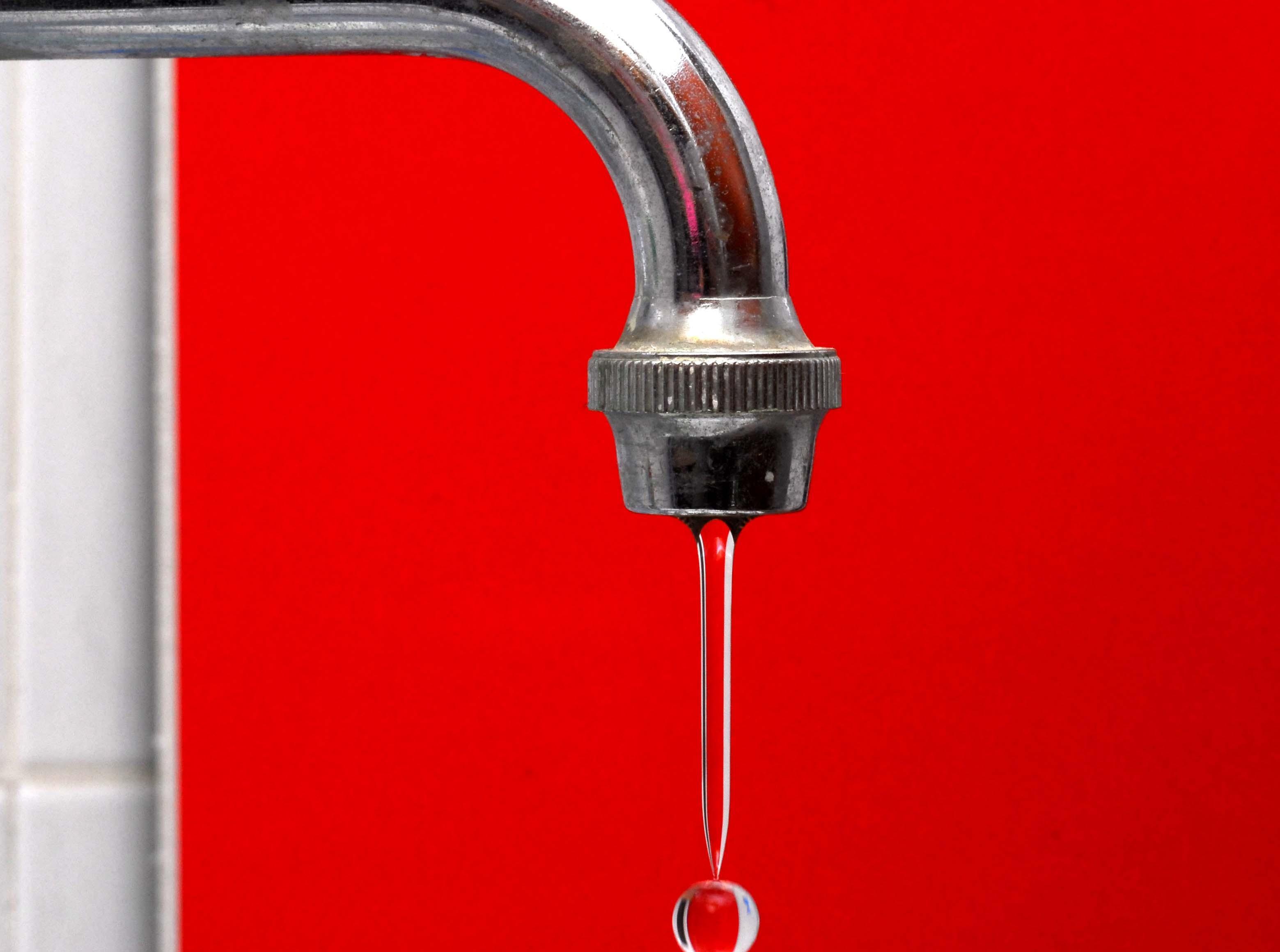 Acqua razionata, sassaresi disperati: lavarsi e cucinare ormai è un'impresa 