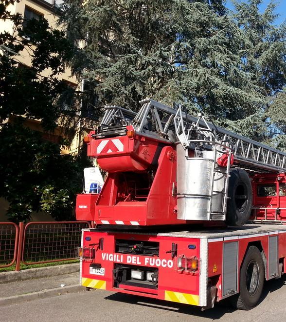 Paura per due bambini che restano chiusi in casa 